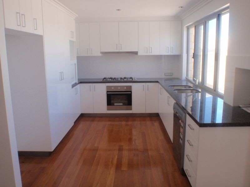 2/11 katsura, Coogee WA 6166