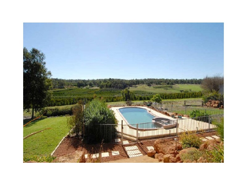 10 Raeburn Road, Roleystone WA 6111