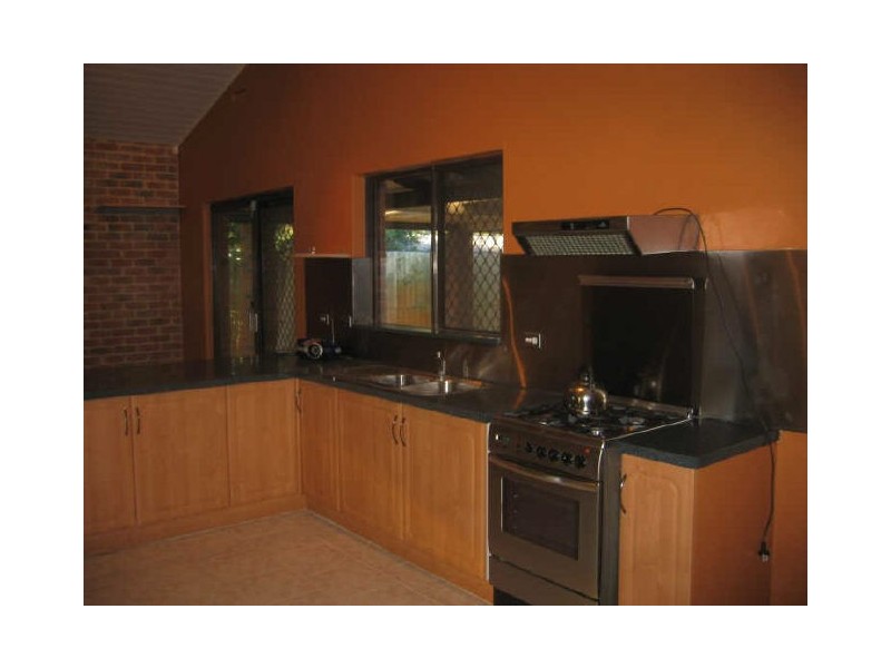 10 Oakfield Place, Kelmscott WA 6111