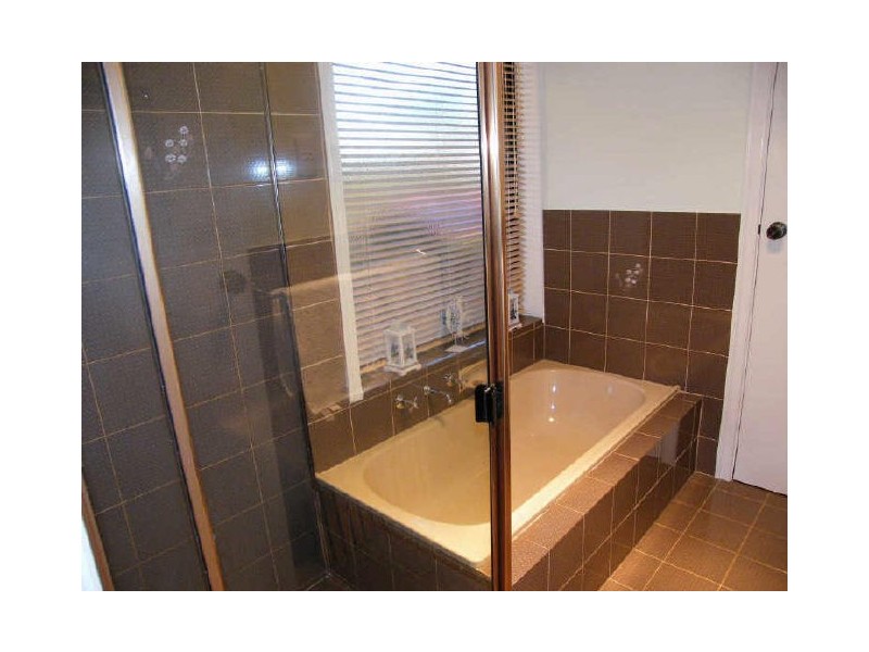 24 Neeangarra Crescent, Hallett Cove SA 5158