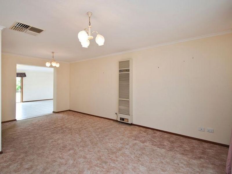 8 Hedgerow Crescent, Hallett Cove SA 5158