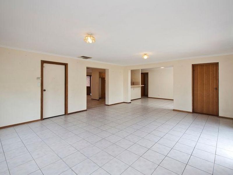 8 Hedgerow Crescent, Hallett Cove SA 5158