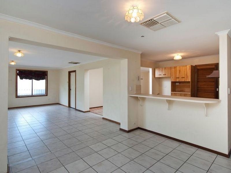 8 Hedgerow Crescent, Hallett Cove SA 5158