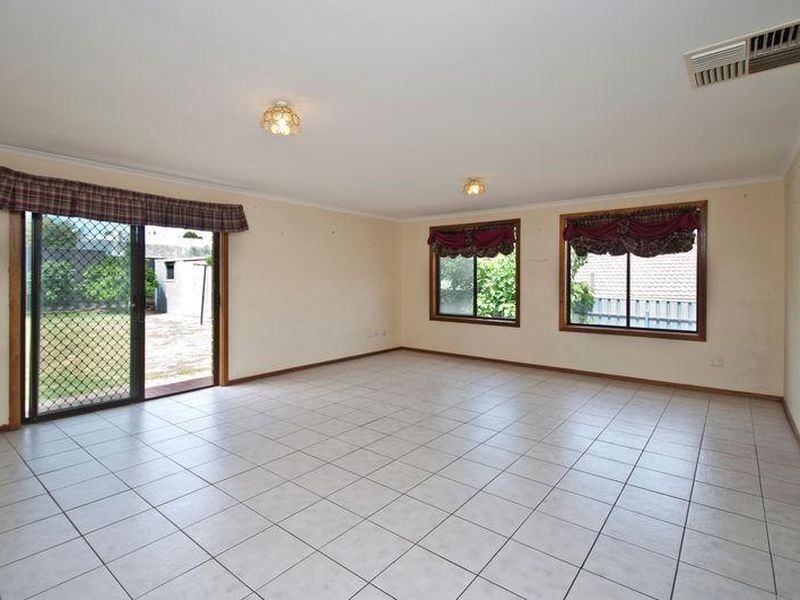 8 Hedgerow Crescent, Hallett Cove SA 5158