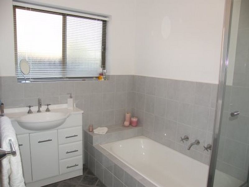 16 Koomooloo Crescent, Hallett Cove SA 5158