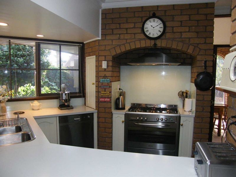 8 Mirrabooka Crescent, Hallett Cove SA 5158