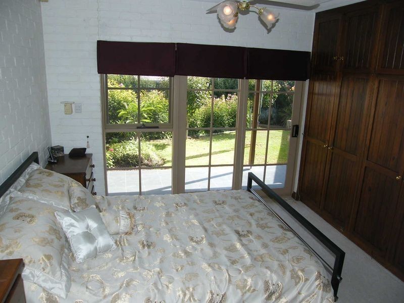 8 Mirrabooka Crescent, Hallett Cove SA 5158