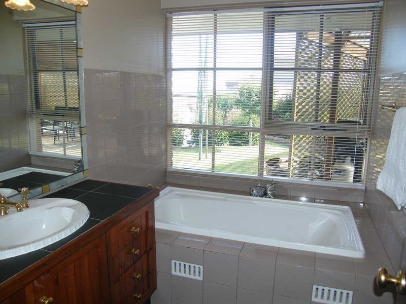 8 Mirrabooka Crescent, Hallett Cove SA 5158