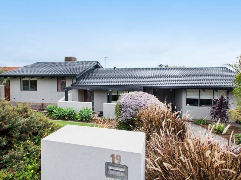 19 Madeline Crescent, Hallett Cove SA 5158