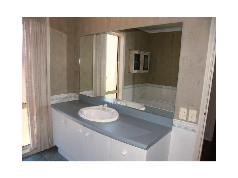 24 Ingleton Drive, Hallett Cove SA 5158