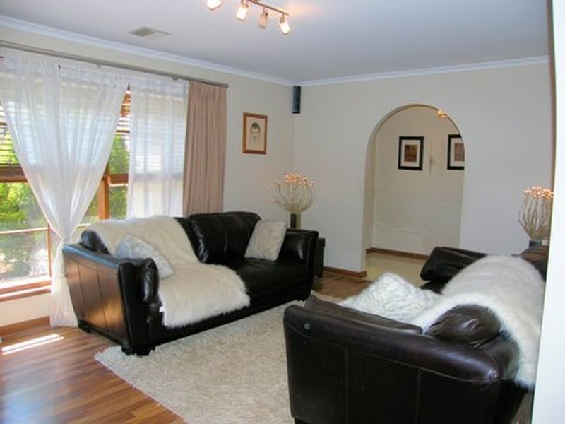 7 Rogana Crescent, Hallett Cove SA 5158