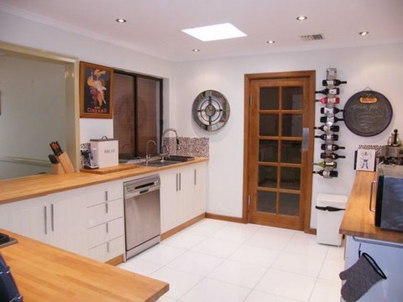 7 Rogana Crescent, Hallett Cove SA 5158