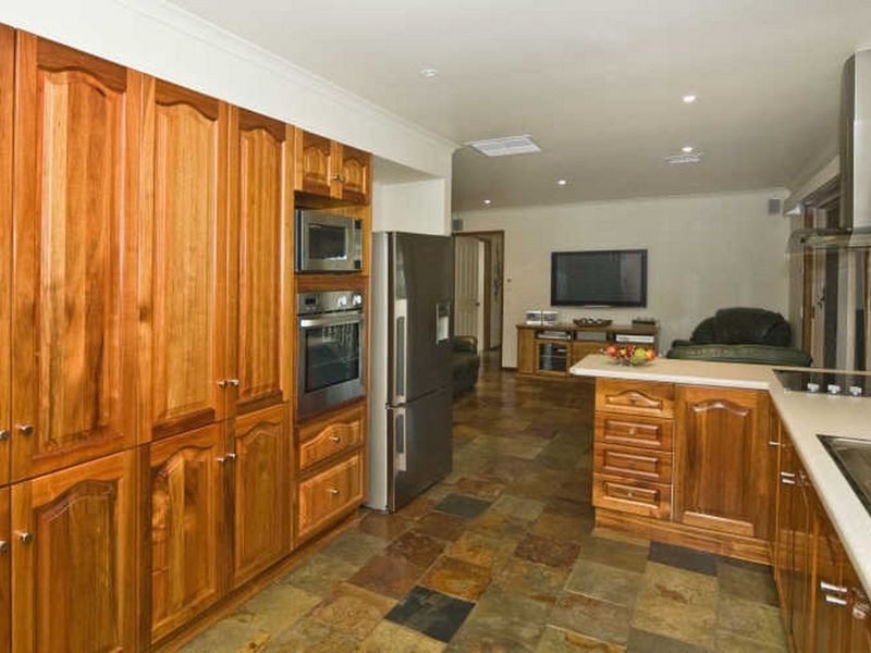 18 Brett Crescent, Hallett Cove SA 5158