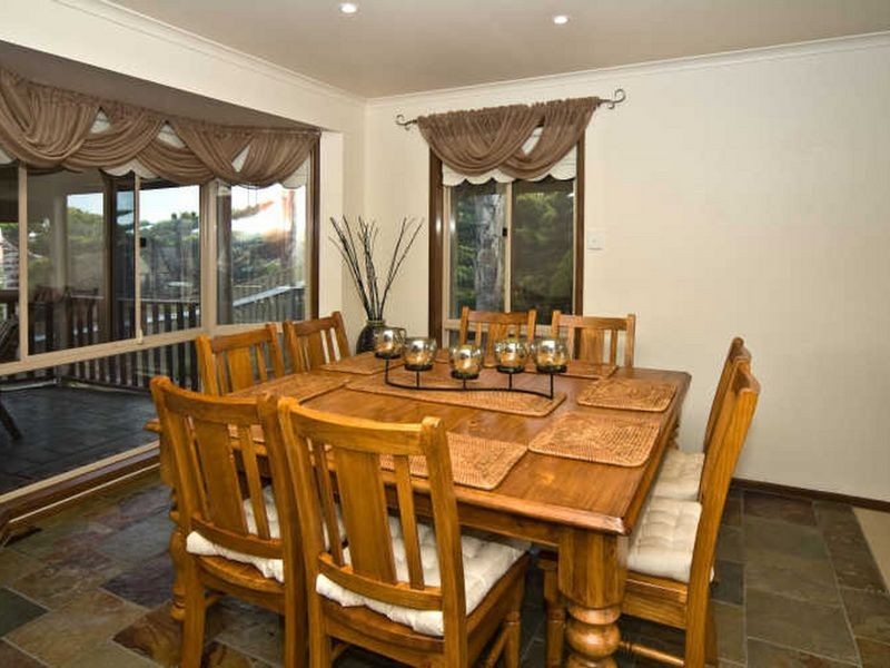 18 Brett Crescent, Hallett Cove SA 5158