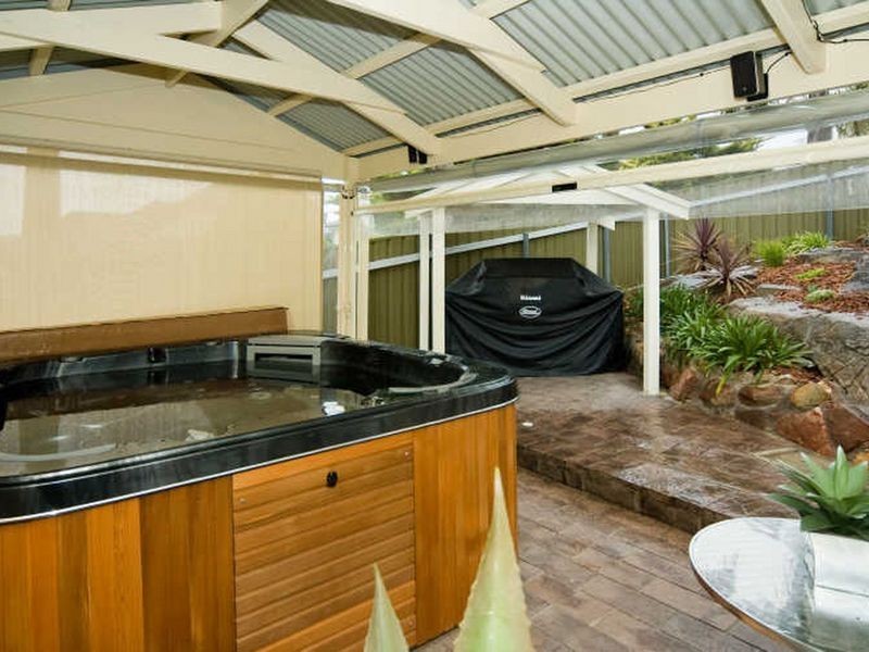 18 Brett Crescent, Hallett Cove SA 5158