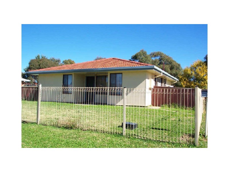 2 McIntosh Cres, Armidale NSW 2350