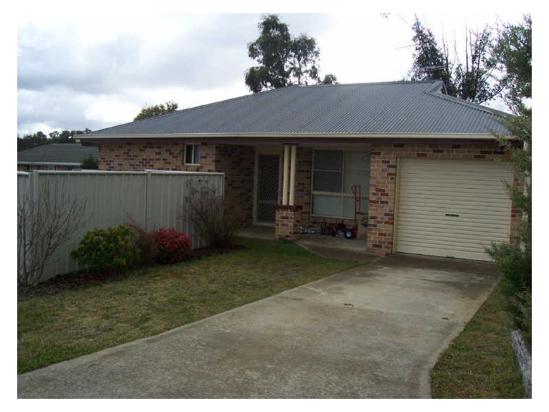 2b/ Kurrajong Close, Armidale NSW 2350