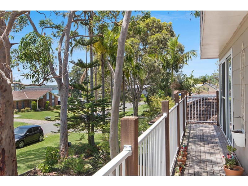 9 Barclay Avenue, Mannering Park NSW 2259