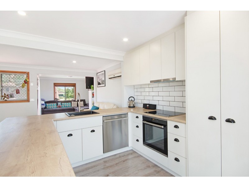 9 Barclay Avenue, Mannering Park NSW 2259