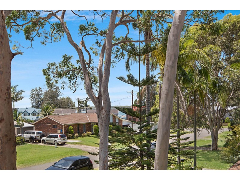 9 Barclay Avenue, Mannering Park NSW 2259