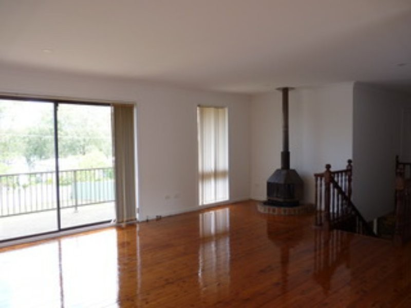 13 Rhodes Pde, Windermere Park NSW 2264