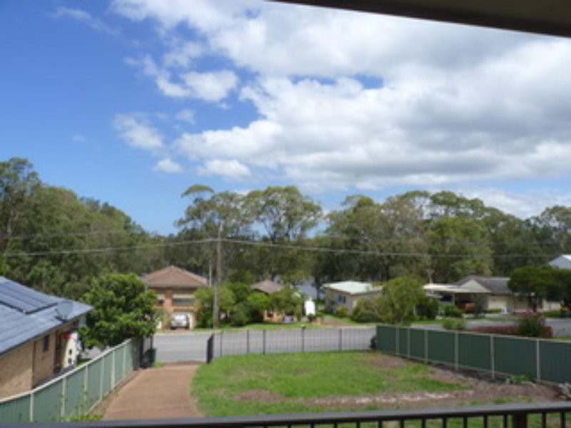 13 Rhodes Pde, Windermere Park NSW 2264