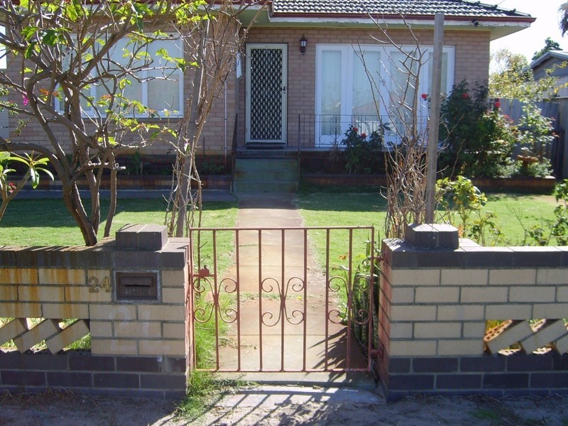 24 Wellington Street, Queens Park WA 6107