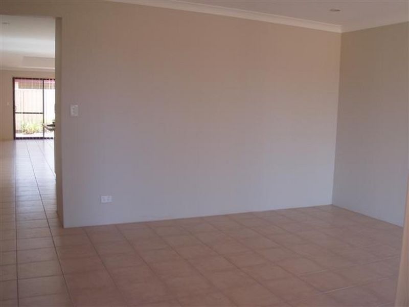 4/27 Wiltshire Ave, Thornlie WA 6108