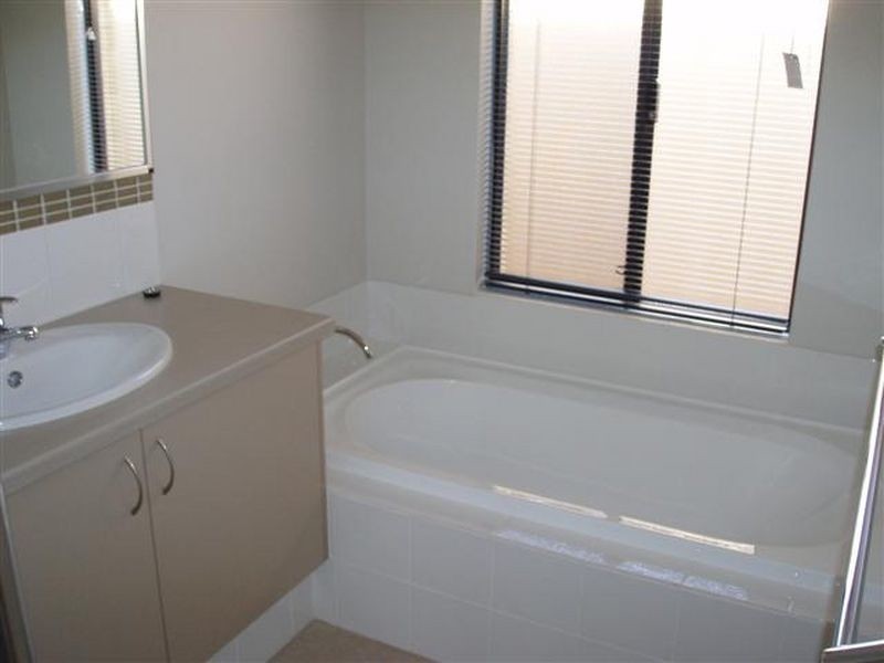 4/27 Wiltshire Ave, Thornlie WA 6108