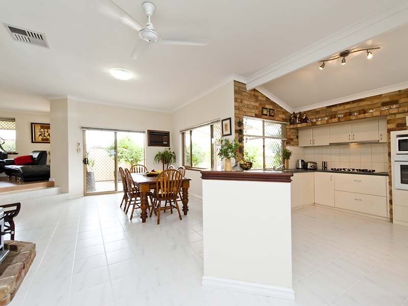 18 Harwood Rise, Leeming WA 6149