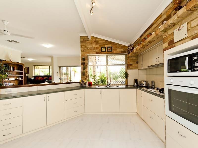 18 Harwood Rise, Leeming WA 6149