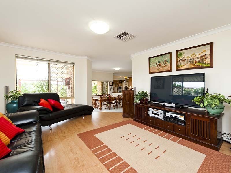 18 Harwood Rise, Leeming WA 6149