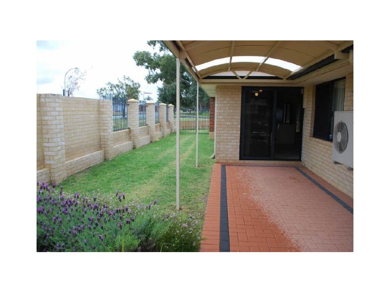 1 Darter Place, Queens Park WA 6107