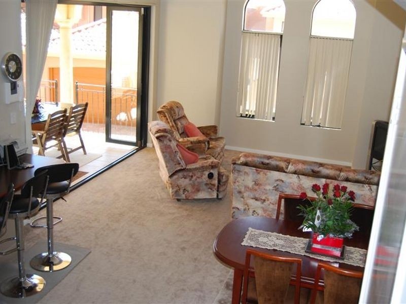 6/2 The Pass, Dawesville WA 6210