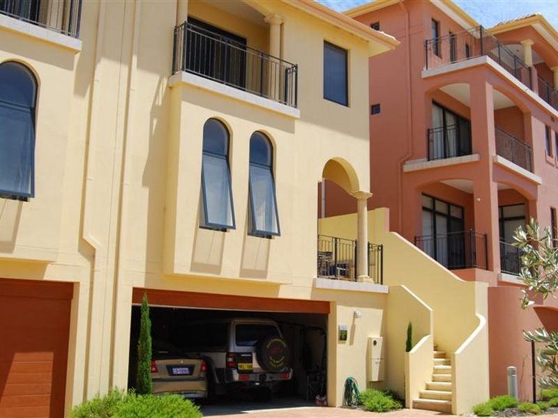 6/2 The Pass, Dawesville WA 6210