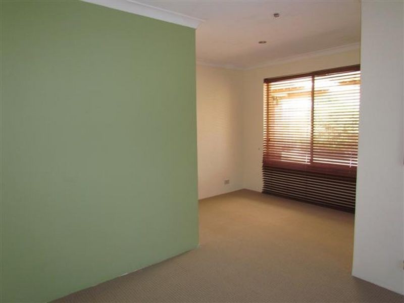 16 Gwalia Place, Bibra Lake WA 6163