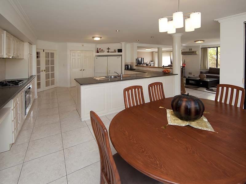 8 Bennett Drive, Canning Vale WA 6155