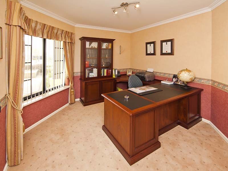 8 Bennett Drive, Canning Vale WA 6155