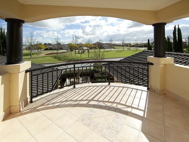 8 Bennett Drive, Canning Vale WA 6155