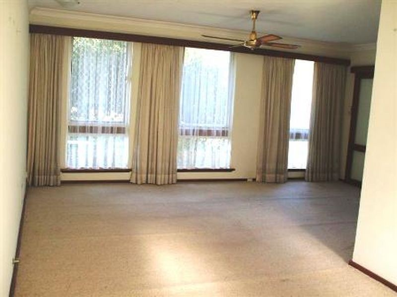 5 Tudor Avenue, Shelley WA 6148