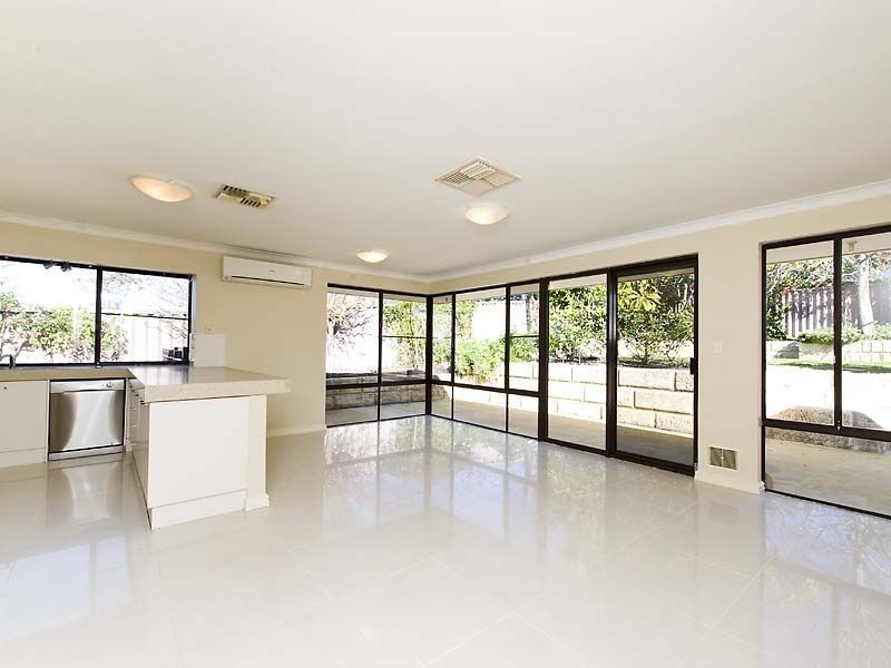 22 Sellen Court, Leeming WA 6149