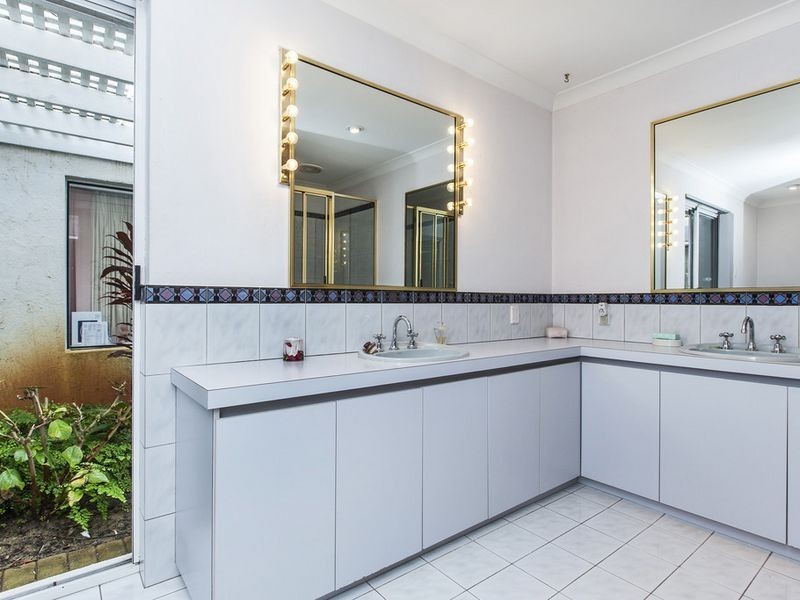 12 Modillion Avenue North, Shelley WA 6148