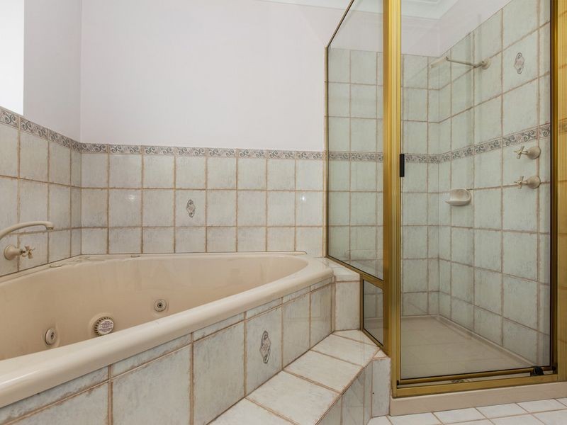 12 Modillion Avenue North, Shelley WA 6148