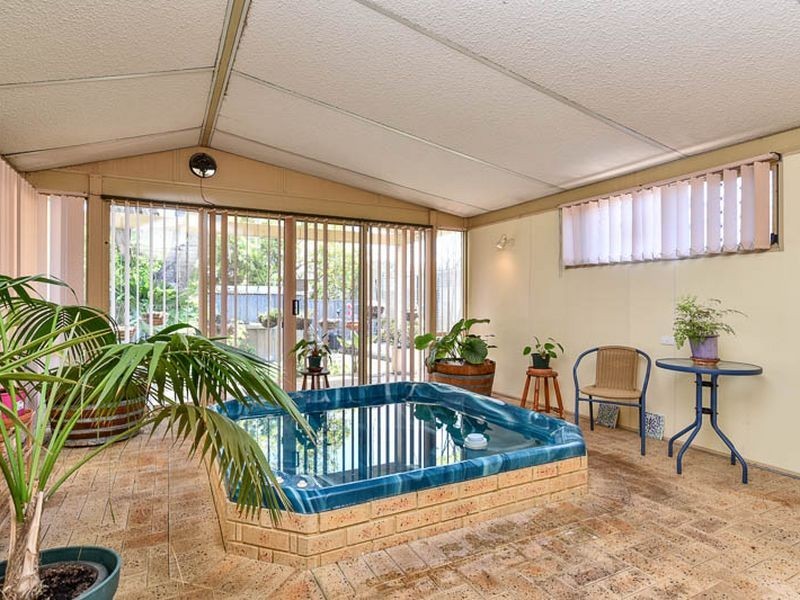 6 Tricia Court, Shelley WA 6148