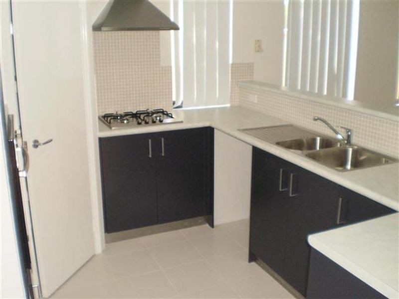 4/33 Barnyard Avenue, Kelmscott WA 6111