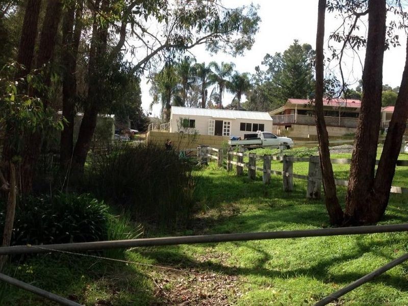 8 Brook Road, Jarrahdale WA 6124