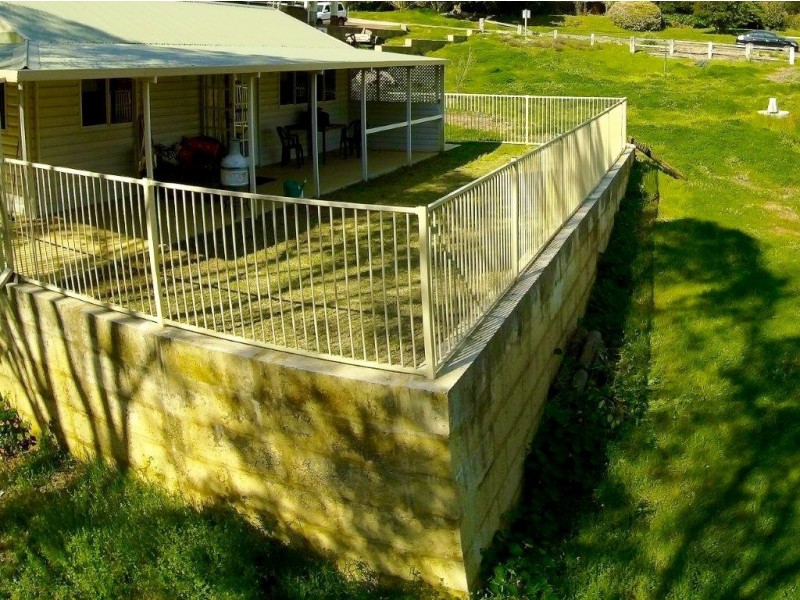 8 Brook Road, Jarrahdale WA 6124