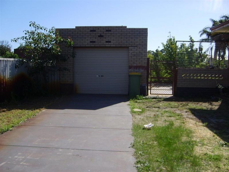 24 Wellington Street, Queens Park WA 6107