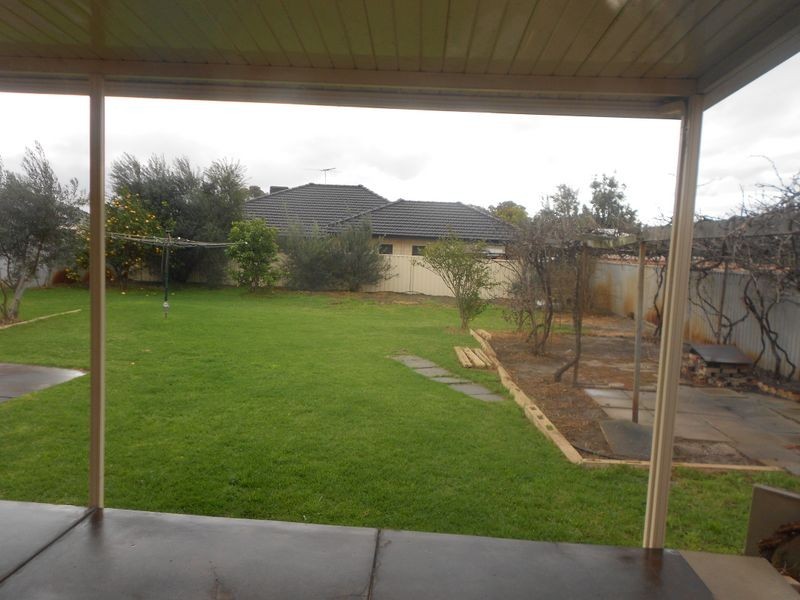 24 Wellington Street, Queens Park WA 6107