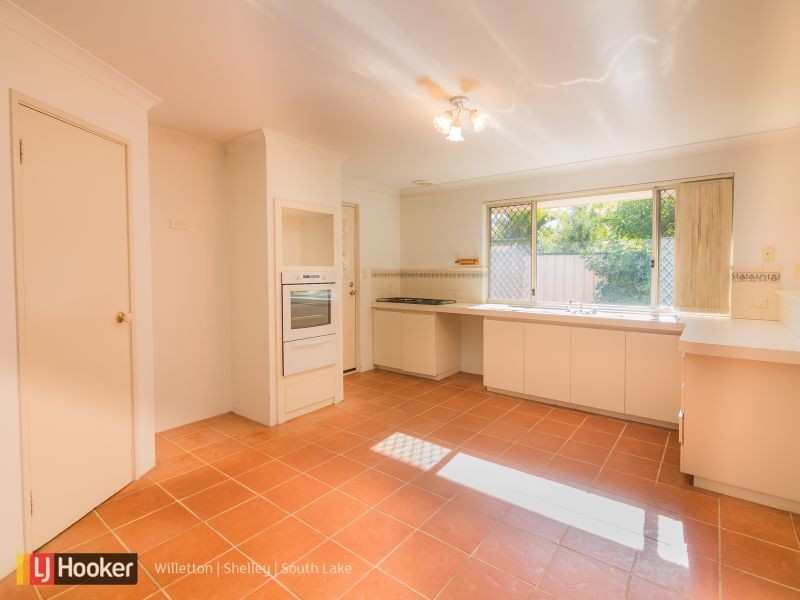 8 Barrul Place, Thornlie WA 6108